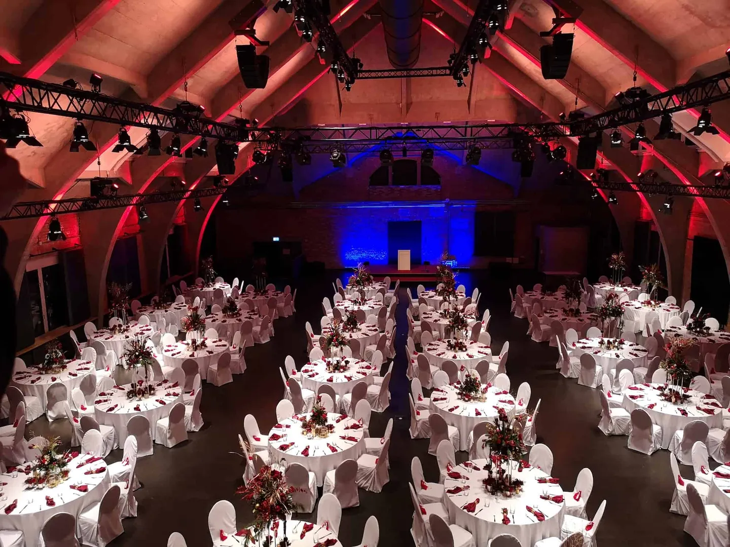 Westhafen – Galadinner mit runden Tischen im großen Saal mit Mainblick